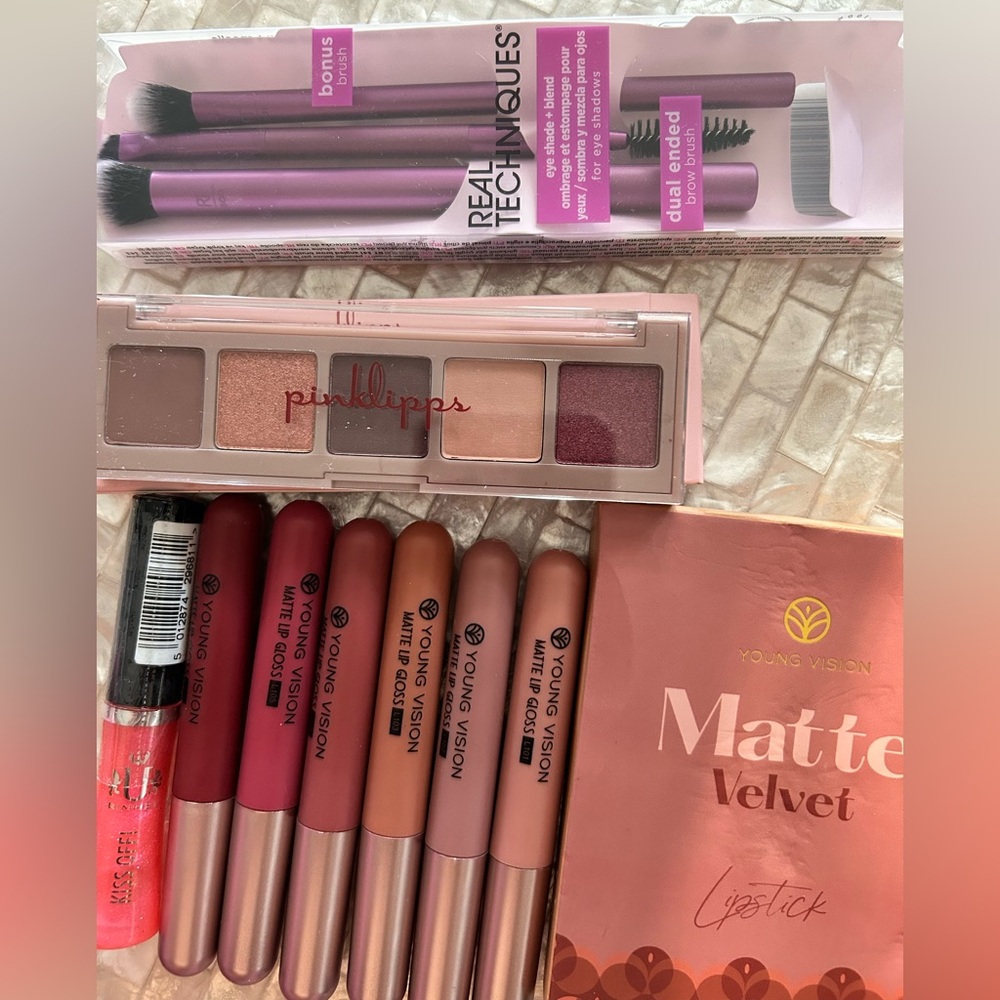 Make up Bundle! Eyeshadow Palette, Matte Velvet Lips, makeup brushes, lip gloss